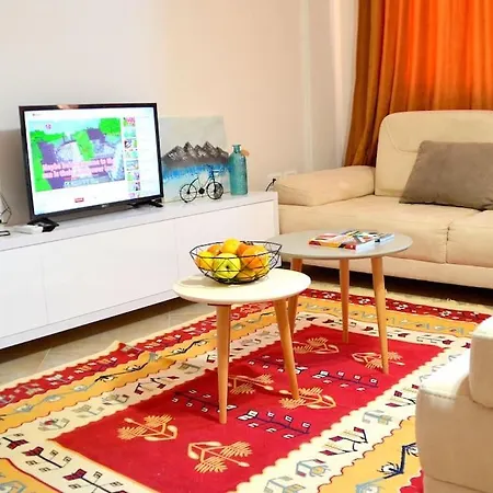 Sunny Flat In The Center Of Tirana, 2 Min. Walk * 티라나