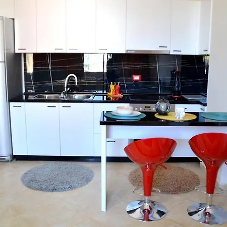 아파트 Sunny Flat In The Center Of Tirana, 2 Min. Walk *