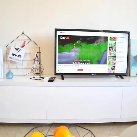 아파트 Sunny Flat In The Center Of Tirana, 2 Min. Walk *
