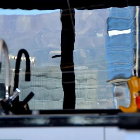 Sunny Flat In The Center Of Tirana, 2 Min. Walk ティラナ